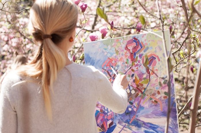 Terdapat 8 unsur visual dalam penciptaan karya seni lukis.
