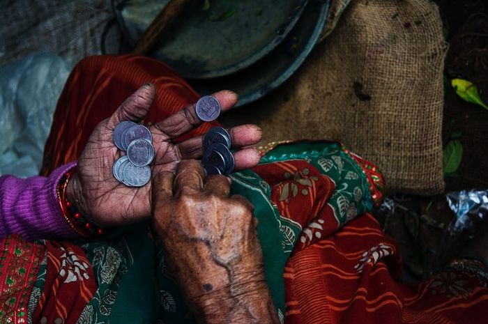 Angka pengangguran meningkat merupakan dampak kemiskinan bagi masyarakat.