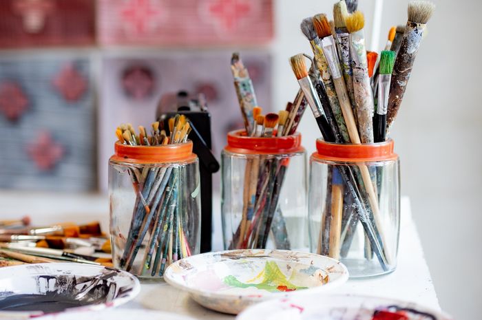 Terdapat soal alat untuk berkarya seni dua dimensi, buku Seni Budaya kelas X, Bab 9, halaman 25, materi 'Pameran Karya Seni Rupa'.