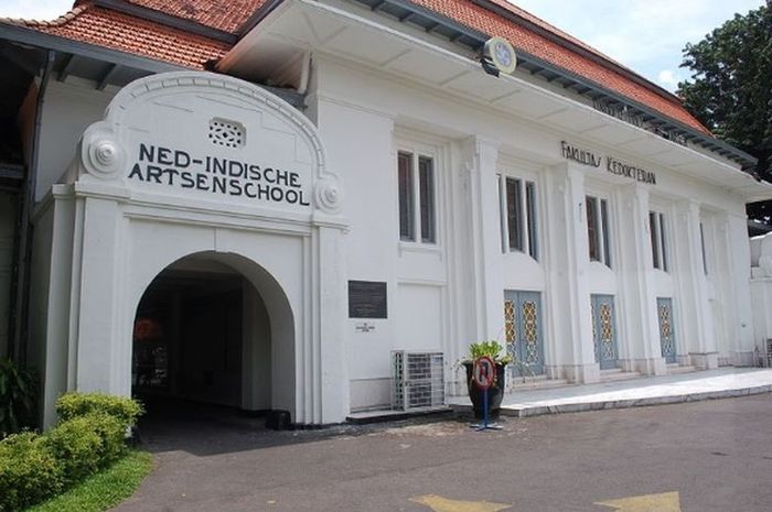 Biaya kuliah Kedokteran UNAIR untuk jalur masuk seleksi mandiri terdiri atas UKS dan UKA.