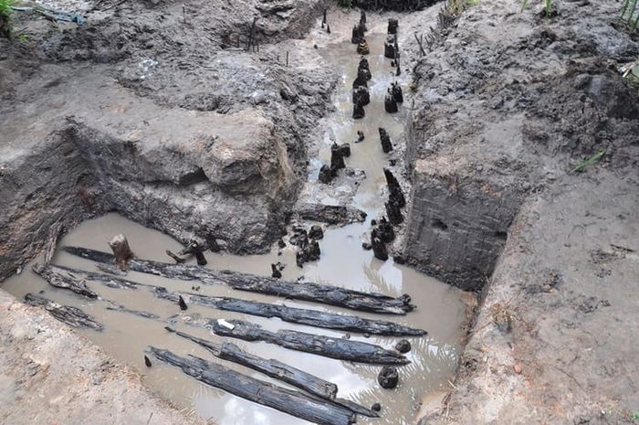 Penemuan sisa-sisa pelabuhan sungai Kota Kapur menjadi gambaran kehidupan ekonomi Kerajaan Kota Kapur.