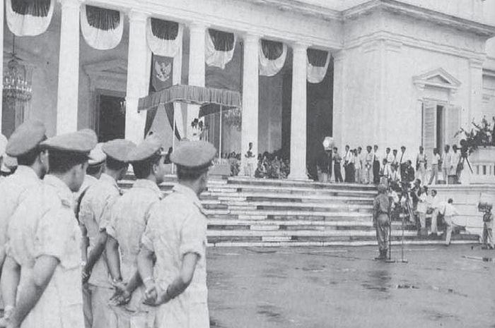 Keluarnya Dekrit Presiden 5 Juli 1959 menjadi awal mula diberlakukannya sistem demokrasi terpimpin di Indonesia.