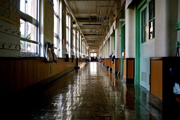 Sekolah termasuk lembaga sosial dalam bidang pendidikan.