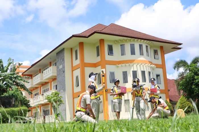 Pengertian sekolah kedinasan ialah sekolah tinggi atau akademi dengan pola ikatan dinas setelah lulus.