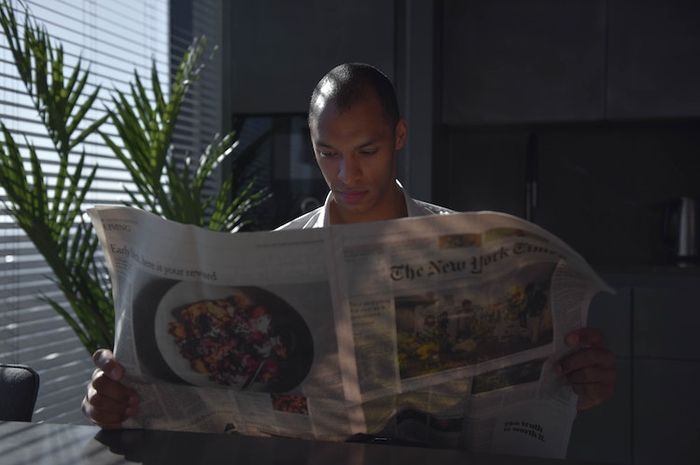 Koran merupakan salah satu media yang digunakan untuk menyampaikan teks berita bagi pembaca.