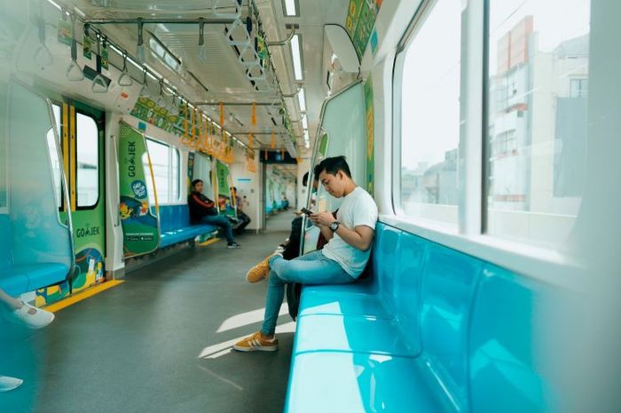 Layanan transportasi massal di Jakarta, seperti MRT diberlakukan tarif promo Rp1 dalam rangka menyemarakkan hari ulang tahun Jakarta.