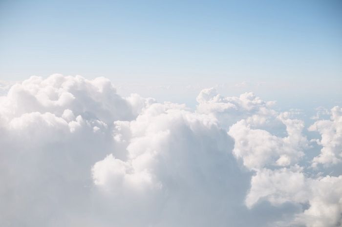 Jenis awan berbeda-beda, salah satunya adalah awan pileus.