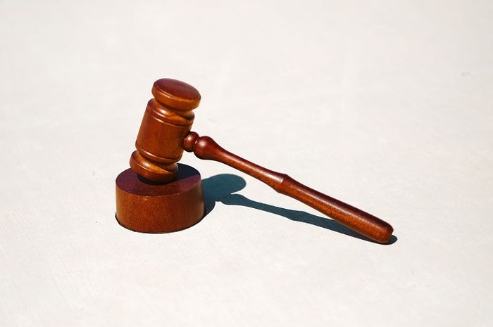 Hukum pidana mengatur tentang perbuatan yang dianggap melanggar norma di masyarakat.