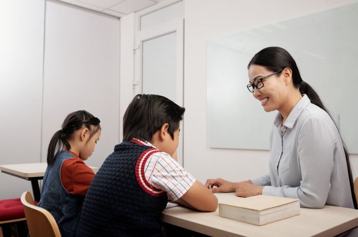 Pada buku Bahasa Inggris Kelas VII Chapter 3, Activity 17, halaman 61, terdapat soal melengkapi dialog.