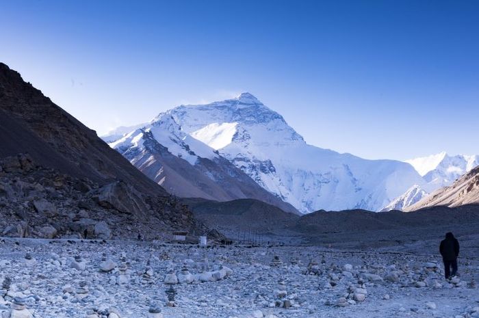 Gunung Everest merupakan puncak tertinggi di dunia jika diukur dari permukaan laut.