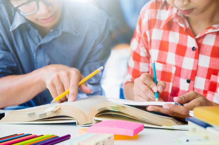 Pada buku Bahasa Inggris Kelas VII Section 4, Part B, materi 'Reading' terdapat soal pertanyaan beradasarkan teks bacaan. 