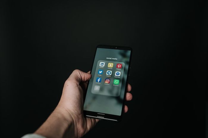 Era media sosial mengembangkan penerapan Pancasila.