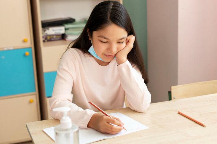 Pada buku Bahasa Inggris Kelas X Chapter 1, materi 'Reading' terdapat soal vocabulary exercises.