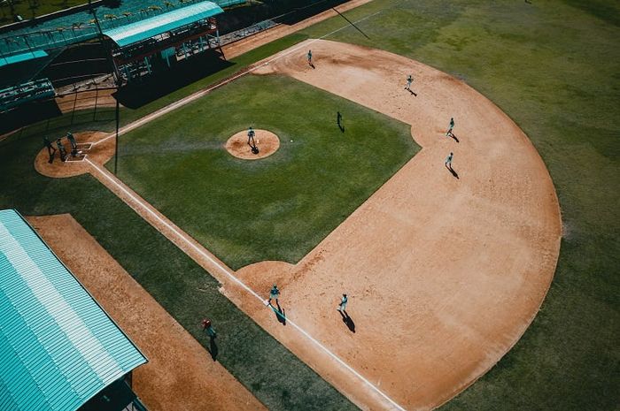 Dalam permainan softball, setiap tim terdiri atas sembilan orang pemain.
