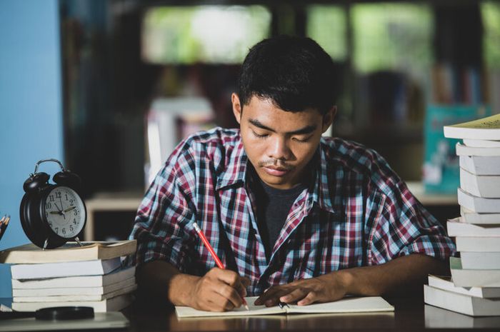 Pada buku Bahasa Inggris Kelas VIII Kurikulum Merdeka, Chapter 1, Unit 2, Section 3, terdapat soal  Worksheet 1.9.