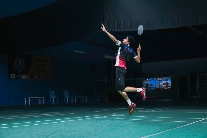 Pukulan forehand dan backhand bisa digunakan dalam permainan bulu tangkis.