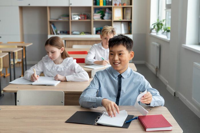 Pada buku Bahasa Indonesia Kelas V Kurikulum Merdeka Bab 3, terdapat soal latihan melengkapi teks prosedur. 