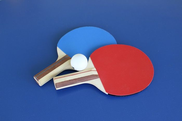 Bet dan bola termasuk peralatan utama permainan tenis meja.