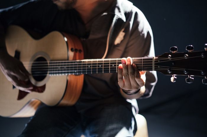 Puisi yang dipadukan dengan musik dikatakan sebagai musikalisasi puisi.