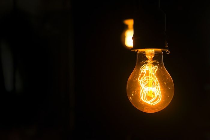 Lampu merupakan salah satu contoh energi listrik yang digunakan manusia dalam kehidupannya.