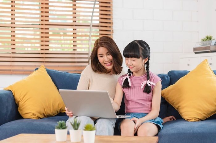 Dalam menggunakan internet, ada netiket atau etika berinternet yang perlu diperhatikan.