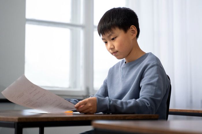 Pada buku Bahasa Inggris Kelas VIII Kurikulum Merdeka, Chapter 1, Unit 3, Section 3, terdapat soal Part A, tentang recount text. 