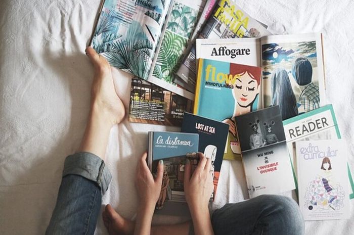 Membaca buku sebelum tidur memiliki berbagai manfaat.