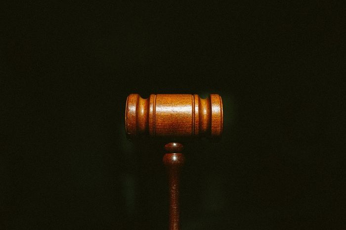 Konstitusi tidak tertulis termasuk jenis konstitusi yang berlaku di Indonesia.