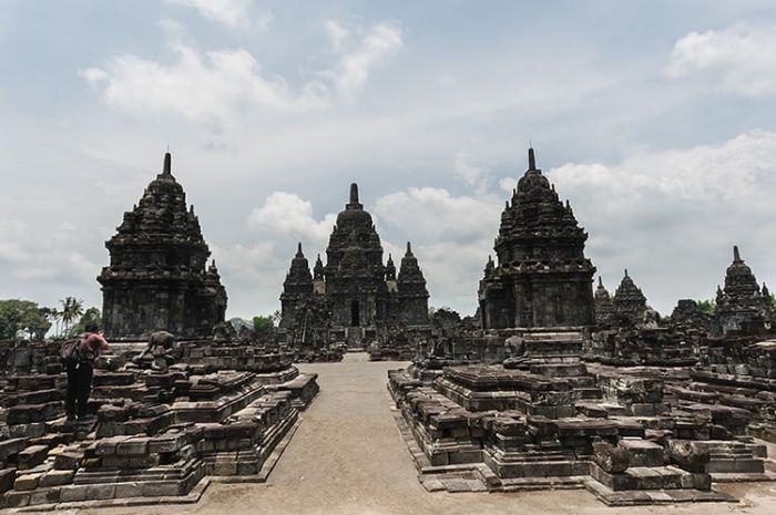 Sistem pemerintahan Kerajaan Mataram Kuno pernah terpecah menjadi dua dinasti.