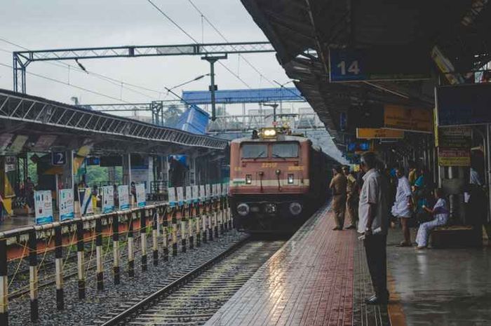 Berdasarkan tenaga penggeraknya, kereta api dibedakan menjadi empat.