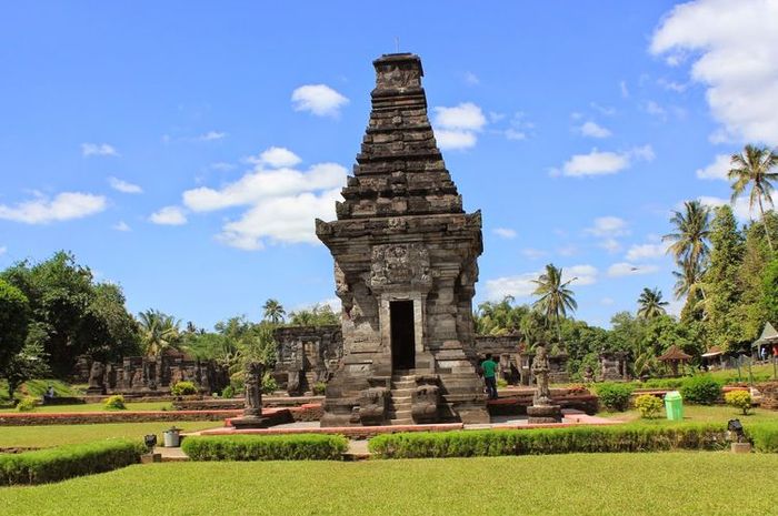 Candi Penataran merupakan salah satu peninggalan Kerajaan Kediri.