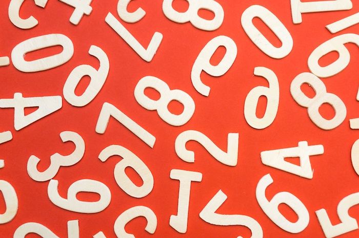 Dalam matematika, terdapat pecahan yang bilangannya terbagi menjadi pembilang dan penyebut.