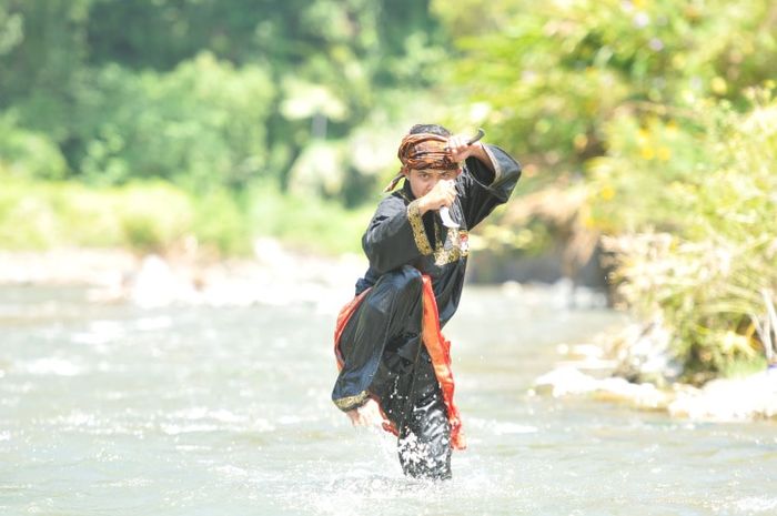 Pencak silat yang kini dikenal banyak orang merupakan pengembangan bela diri dari nenek moyang.