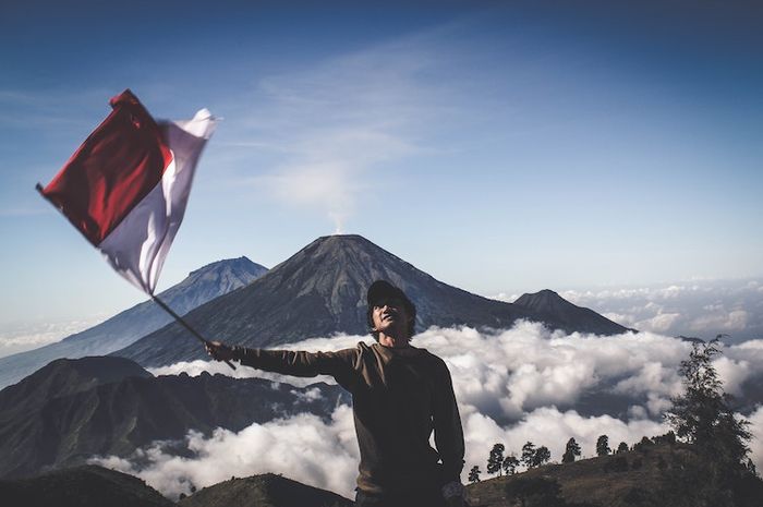 Identitas simbol merupakan salah satu jenis identitas nasional.