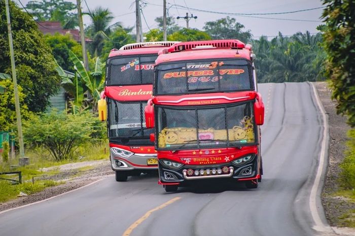 Bus antar kota antar provinsi umumnya memiliki toilet di dalamnya.
