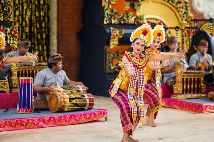 Tradisi atau budaya masyarakat di Indonesia sangat beragaman di berbagai daerah.