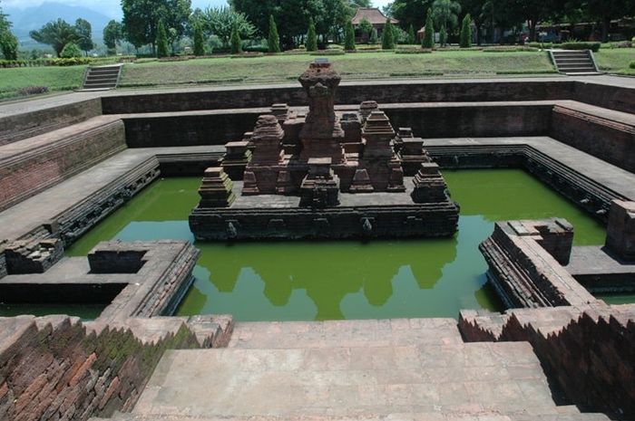Trowulan merupakan salah satu daerah yang pernah menjadi pusat pemerintahan Kerajaan Majapahit.
