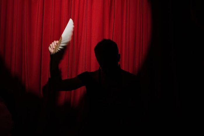 Simbol visual merupakan salah satu simbol dalam pementasan teater.
