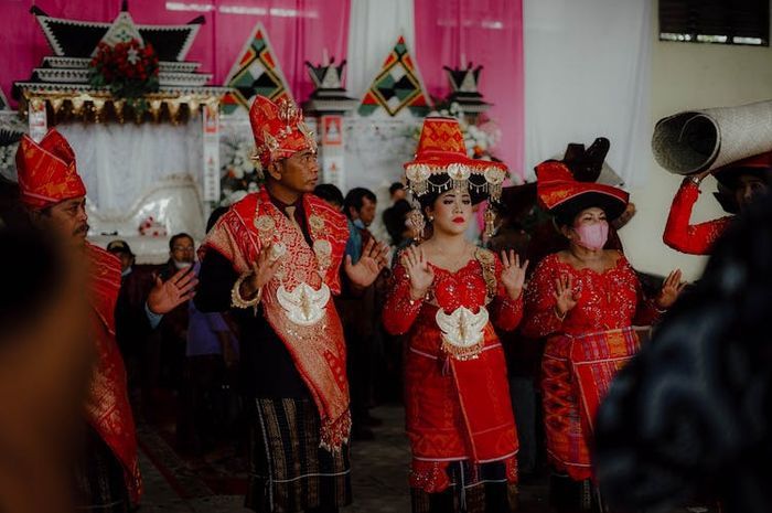 Setiap daerah di Indonesia mempunyai keragaman tradisi yang berbeda-beda.