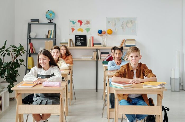 Pada buku Bahasa Indonesia Kelas VI Kurikulum Merdeka Bab 1,  halaman 8, terdapat soal pertanyaan teks bacaan. 