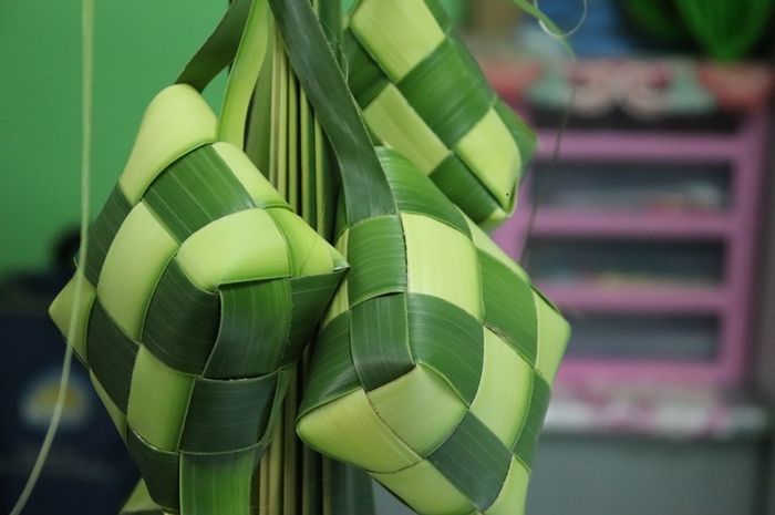 Ketupat termasuk penerapan bangun datar belah ketupat di kehidupan sehari-hari.