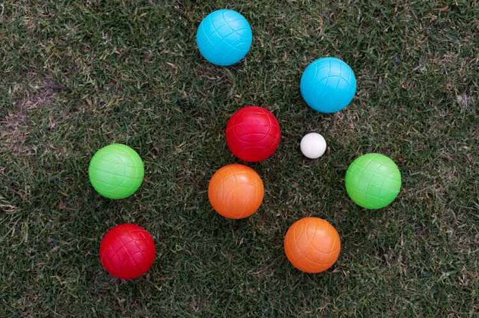 Pada buku Bahasa Indonesia Kelas VII Kurikulum Merdeka Bab 2,  halaman 52, terdapat soal Teks 'Bola-Bola Waktu'. 