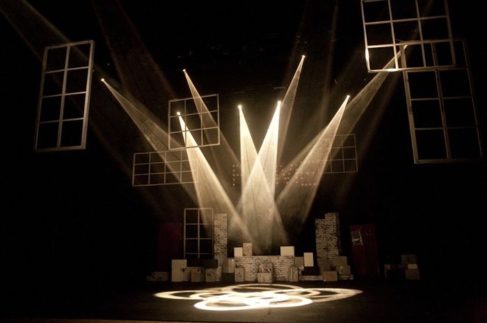 Teknik mengisi dan menghidupkan ruang terdapat di dalam teater.