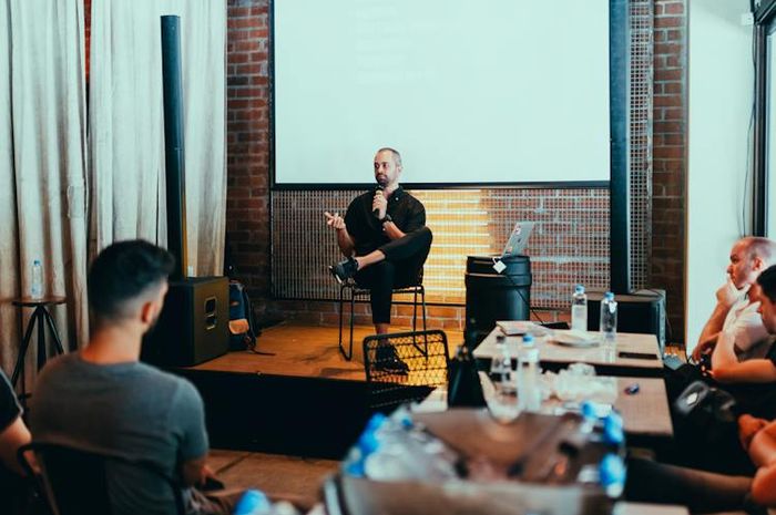 Aktivitas public speaking membutuhkan proses komunikasi verbal.