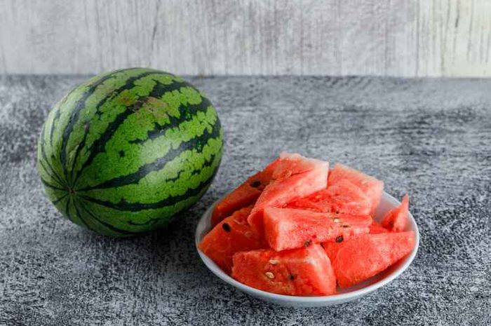 Warna dan corak kulit semangka dianggap dapat menentukan rasa manis dari buah semangka.