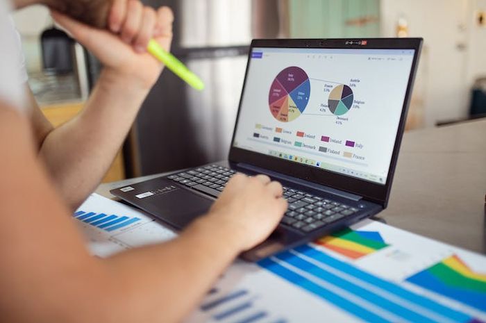 Mengumpulkan data termasuk salah satu tahapan cara membuat infografis.