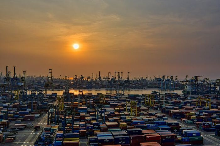 Perdagangan antarnegara disebut sebagai ekonomi internasional.