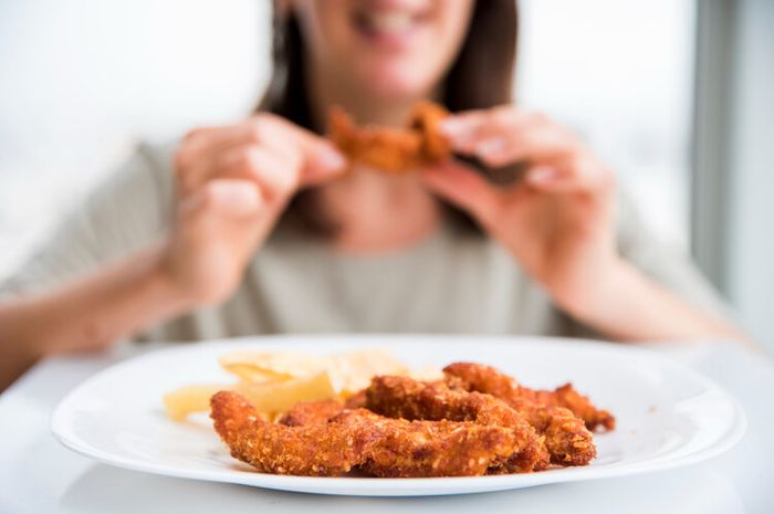 Terlalu banyak makan makanan pedas bisa memiliki dampak bagi tubuh.