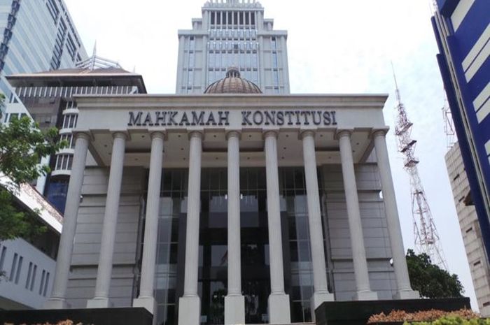 Sebagai lembaga peradilan di Indonesia, Mahkamah Konstitusi memiliki tugas dan wewenang tersendiri.