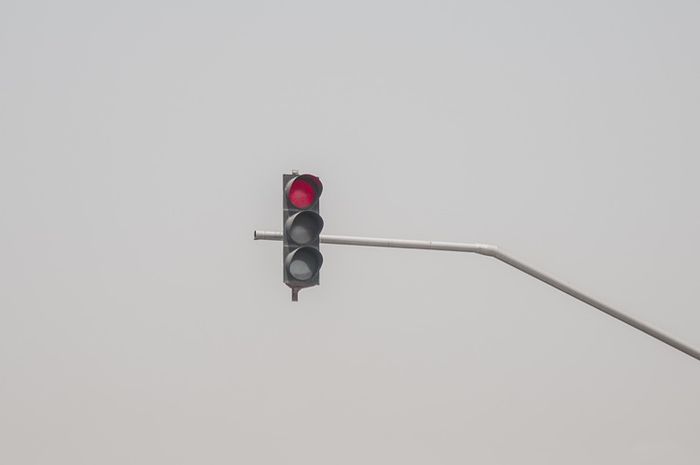 Di setiap persimpangan, durasi lampu merah tidaklah sama.